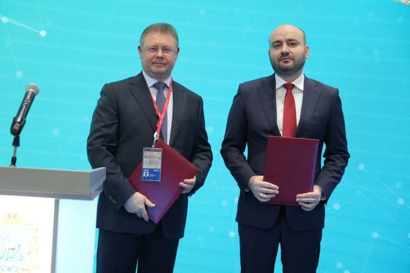 Правительство Самарской области и "КуйбышевАзот" подписали соглашение о сотрудничестве в рамках ПМЭФ на 25 млрд рублей