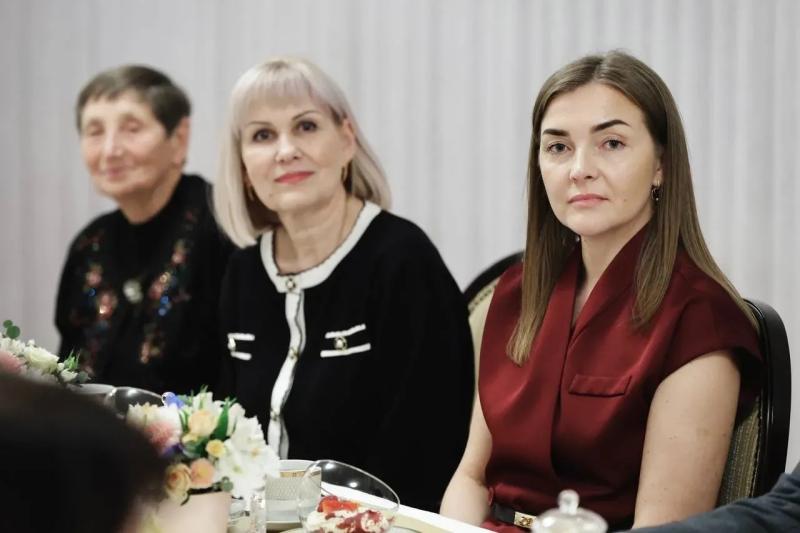 В Самаре губернатор Вячеслав Федорищев встретился с многодетными и приемными матерями