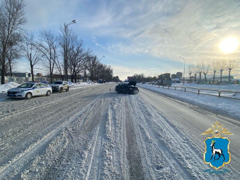 В Самаре молодой водитель на Audi A6 на скорости протаранил забор