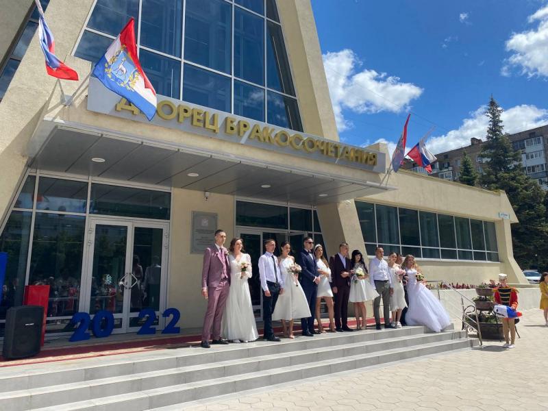 В Самарской области 35 пар поженились в День России