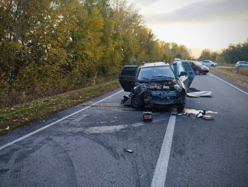 В Самарской области 5 октября на трассе столкнулись "Приора" и "Газель"