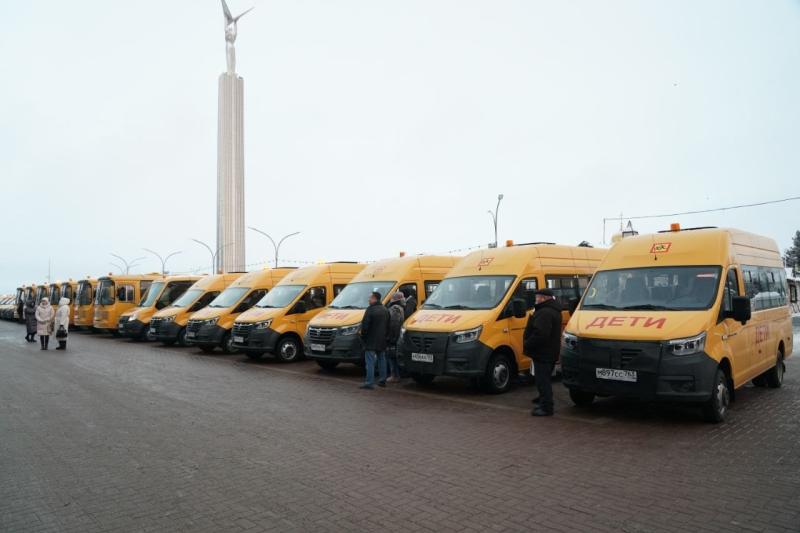 50 новых школьных автобусов переданы в сельские образовательные учреждения