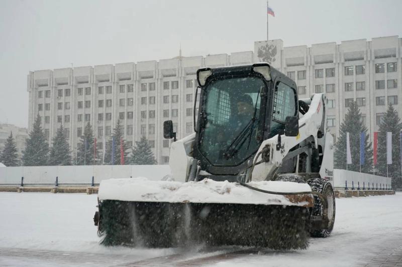 179 спецмашин задействованы в уборке снега в Самаре