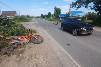 В Самарской области на сельской дороге "Калина" столкнулась с питбайком