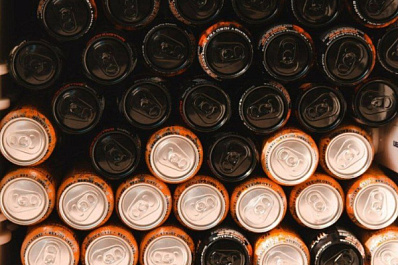 Польза и вред энергетических напитков: медики рассказали, кому и в каком количестве можно употреблять "жидкую энергию"