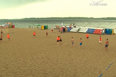 Фанаты со всего мира проводят на набережной Самары товарищеские матчи