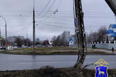 В Тольятти мужчина на Opel Astra врезался в металлическую опору