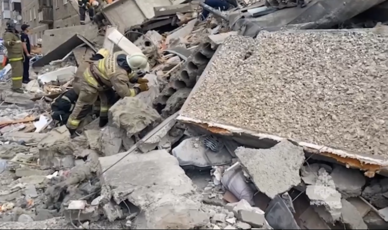 В Нижнем Тагиле спасатели вторые сутки разгребают завалы обрушенного дома