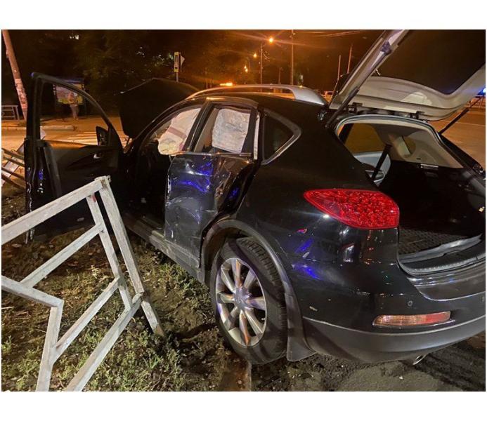 Пятеро пострадали: в Самаре автомобиль такси врезался во внедорожник