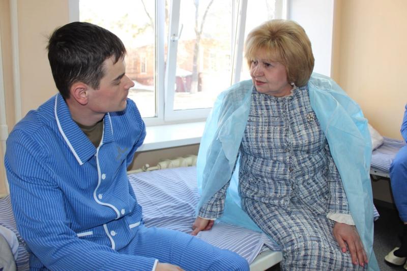 "Поддержка очень теплая": Ольга Гальцова посетила раненых солдат
