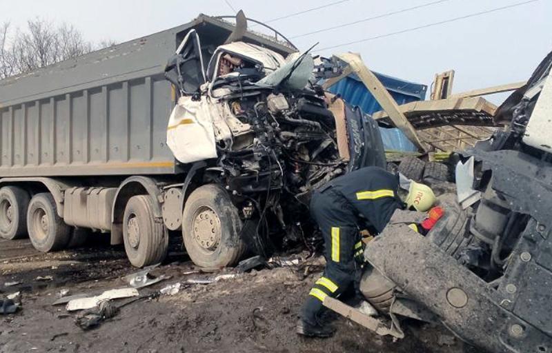 В Самарской области на трассе в ДТП с двумя фурами погиб водитель