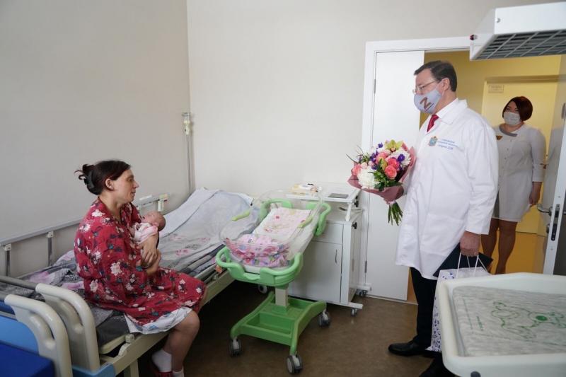 Дмитрий Азаров поздравил врачей и рожениц областного перинатального центра с 8 Марта