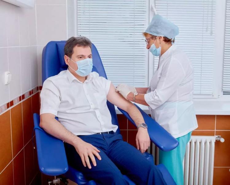 Министр здравоохранения Самарской области привился от гриппа