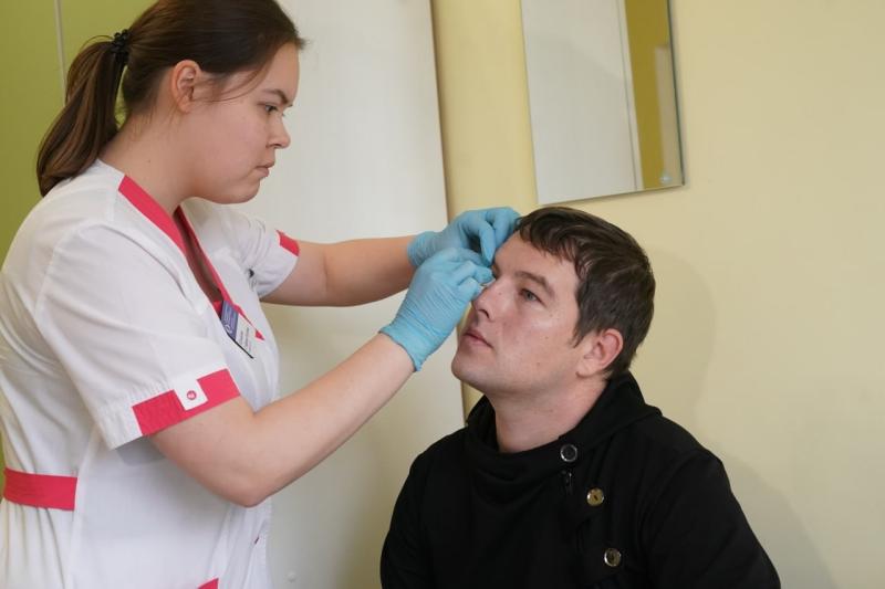 Самарские офтальмологи изготовили и установили протез ветерану СВО