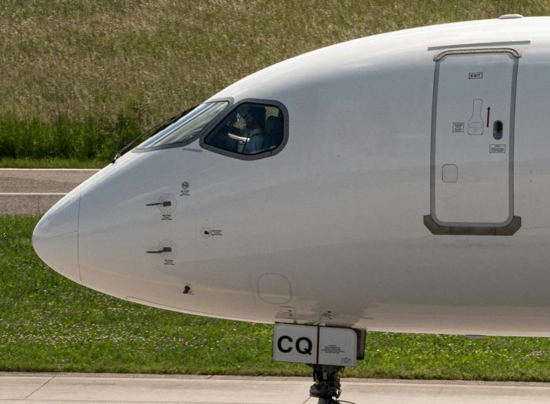 Президент Франции Эммануэль Макрон получил по губам