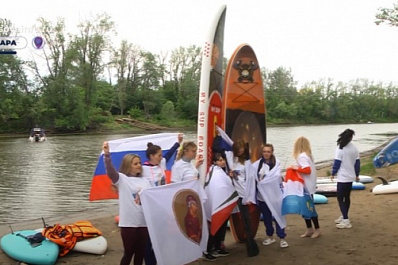 В Самаре жены и мамы военнослужащих отметили День России сплавом на сапбордах