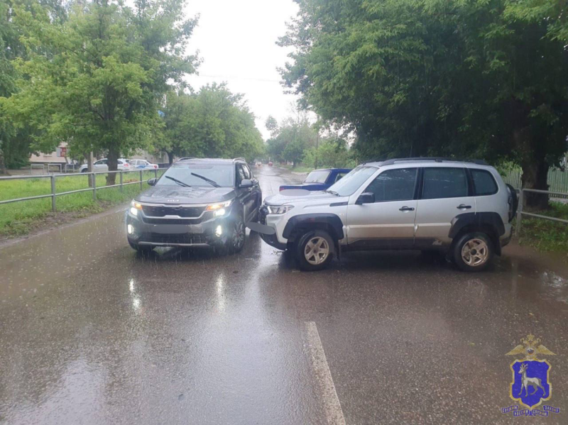 В Самаре "Гранта" врезалась в пешеходные ограждения после столкновения с "Сузуки"