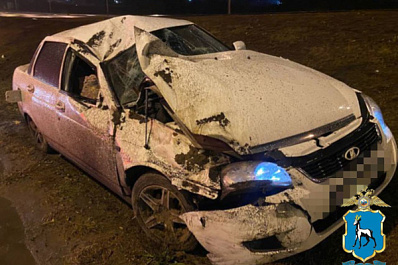 В Самаре на Московском шоссе "Приора" врезалась в бордюр и опрокинулась