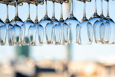 Девять литров на человека: в Минздраве назвали самые пьющие регионы России