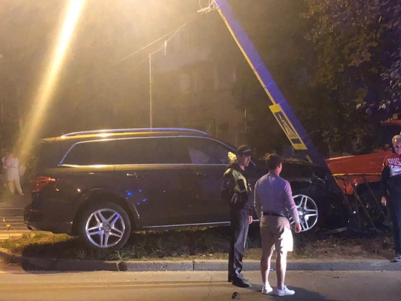 В Тольятти водитель на внедорожнике слетел с дороги и снес столб