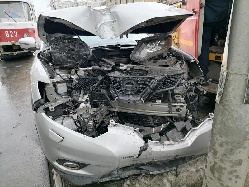 В центре Самары иномарка врезалась в столб на трамвайных путях