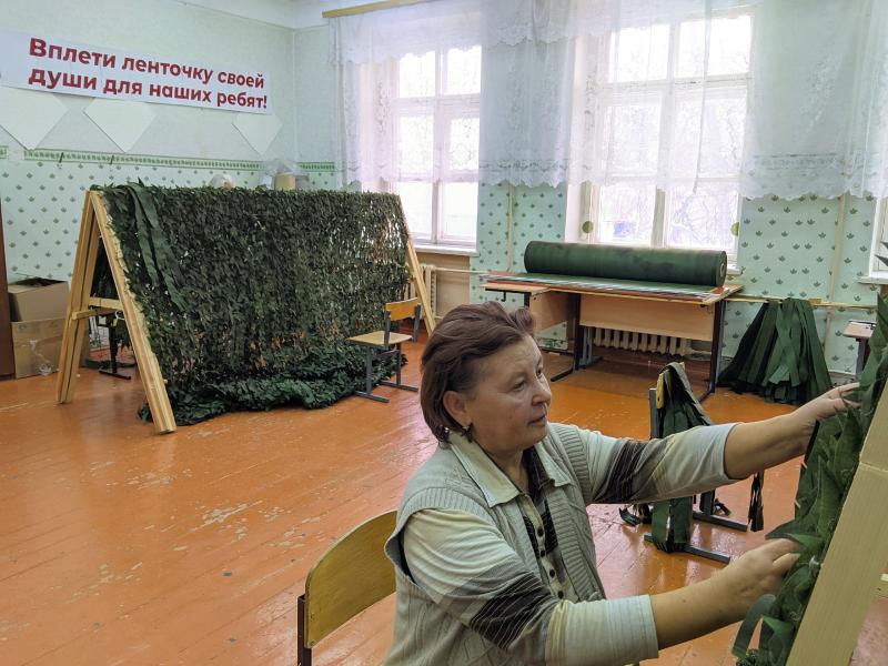 Волонтеры Жигулевска сплели для СВО более 200 маскировочных сетей