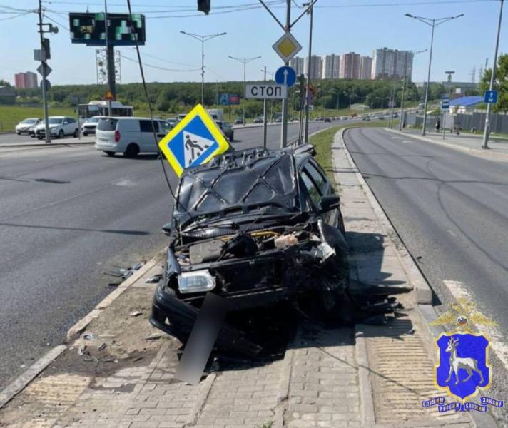 В Самаре водитель врезался в знак из-за открытого капота
