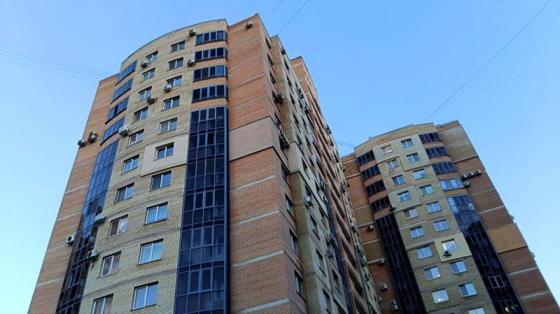 Жители многоэтажки вытащили трясогузку из вентиляции 