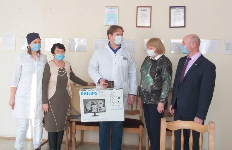 Компьютер, пульсоксиметры и чайные наборы: как помогли депутаты-волонтеры губернской думы районным врачам