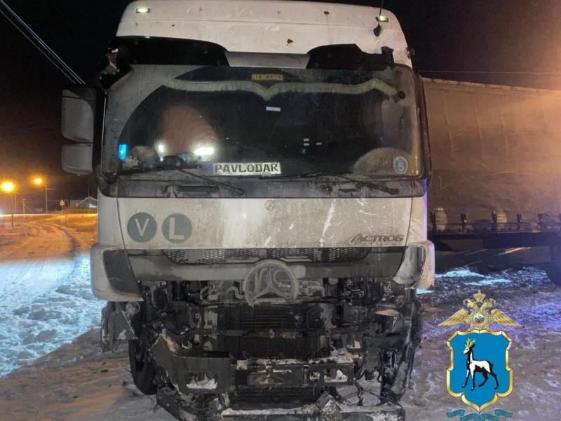 На трассе под Самарой 14 декабря лоб в лоб столкнулись "Приора" и грузовик 