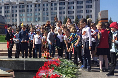 В Самаре проходит церемония возложения цветов к Вечному огню