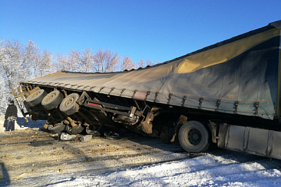 Фура опрокинулась и раздавила "Приору" на трассе М5 в Самарской области