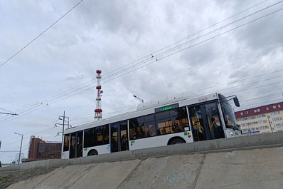 В Самаре под пассажирским автобусом провалился асфальт