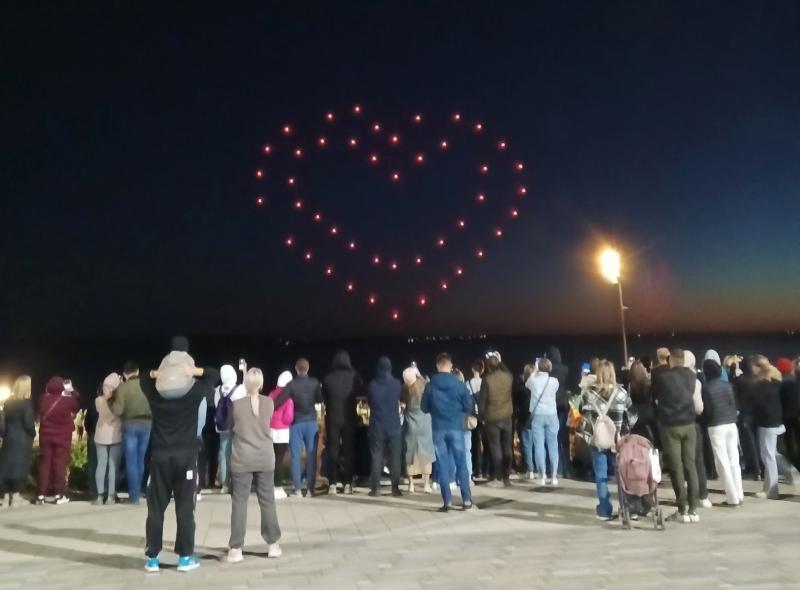 Небо озарили "звезды": в Тольятти показали шоу дронов