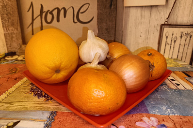 Фитонциды можно найти в клюкве, лимонах и чесноке