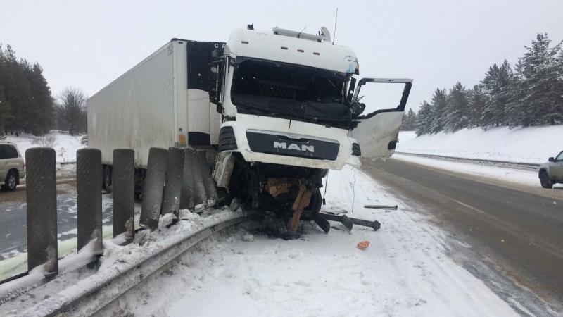 Водитель грузовика не справился с управлением из-за снегопада и протаранил дорожное ограждение на трассе М5