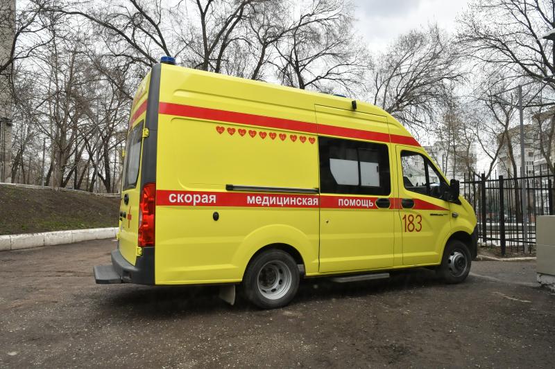 Медик приехал спасать упавшую из окна сибирячку, но получил кулаком в глаз