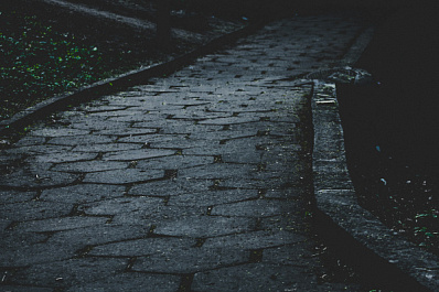 В Тольятти администрацию обязали благоустроить тротуар вдоль Хрящевского шоссе