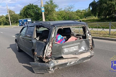 Пострадал пешеход: в Тольятти фура протаранила две легковушки на светофоре