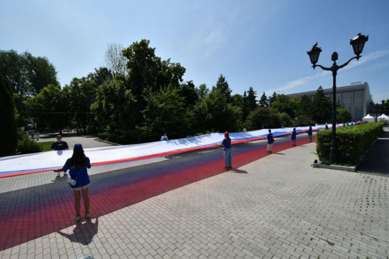 Под единым флагом: на самарской набережной развернули 700-метровый российский триколор