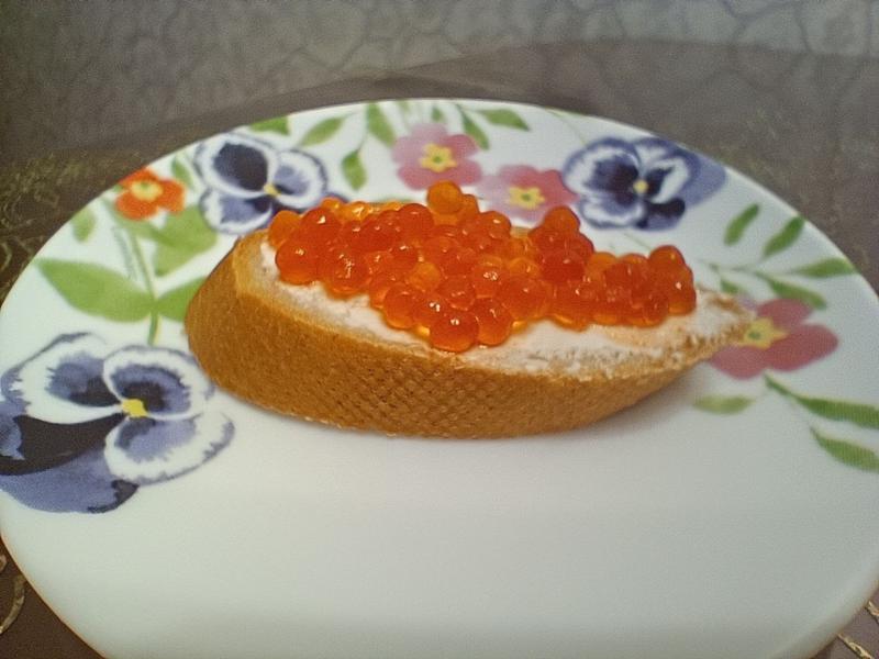 Самарцам напомнили правила выбора красной икры