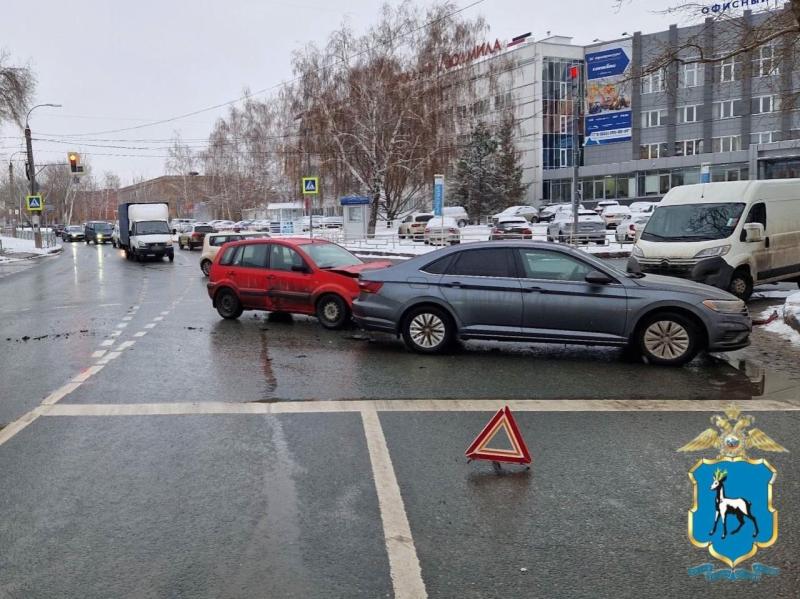 В Сызрани шесть человек пострадали в аварии с двумя легковушками