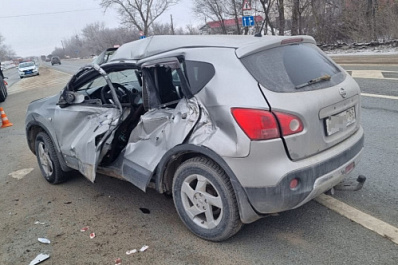 В Самарской области женщина на иномарке попала под грузовик