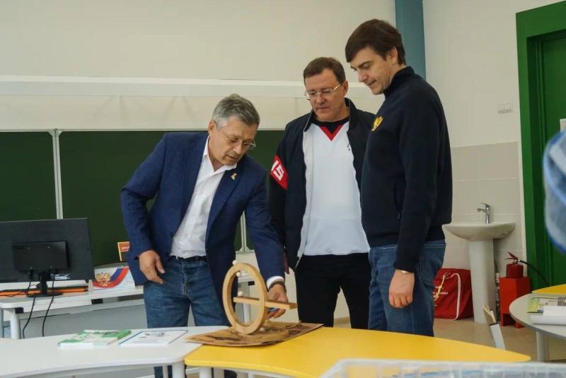 Сергей Кравцов и Дмитрий Азаров провели урок о воссоединении новых регионов с Россией в крупнейшей школе региона