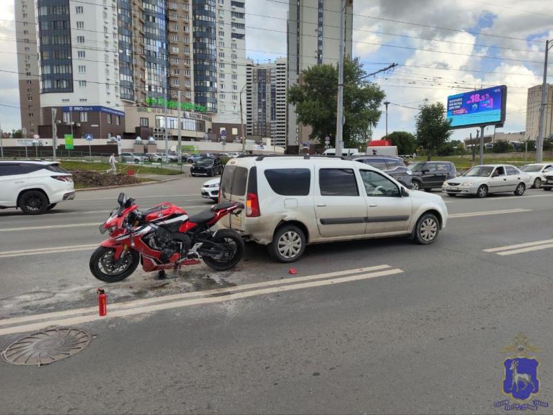 В Самаре 1 июля на Московском шоссе мотоциклист на светофоре въехал в "Ларгус"