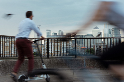 56 % жителей Новосибирска боятся ходить по тротуарам из-за обилия самокатов