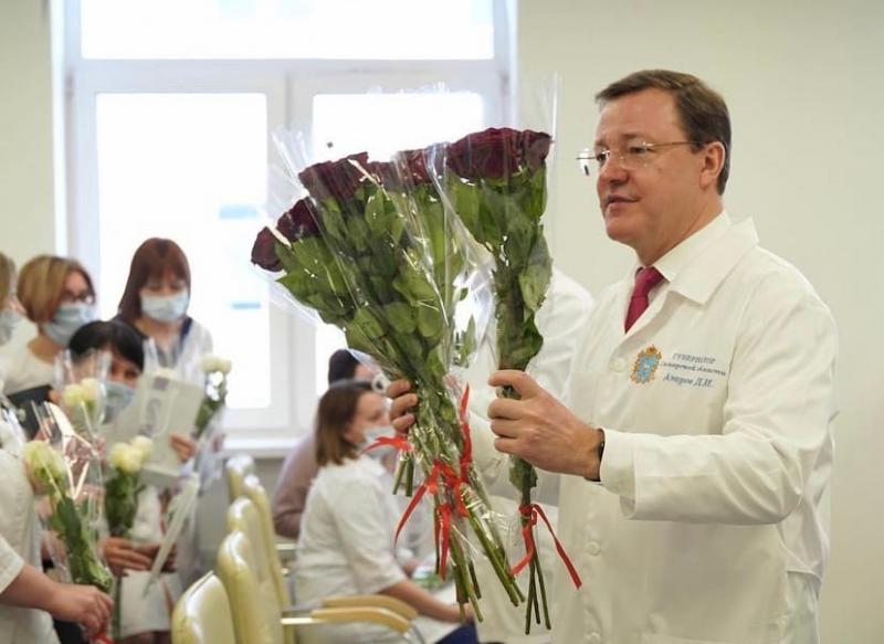 В Международный женский день Дмитрий Азаров поздравил рожениц и сотрудниц больницы им. Середавина