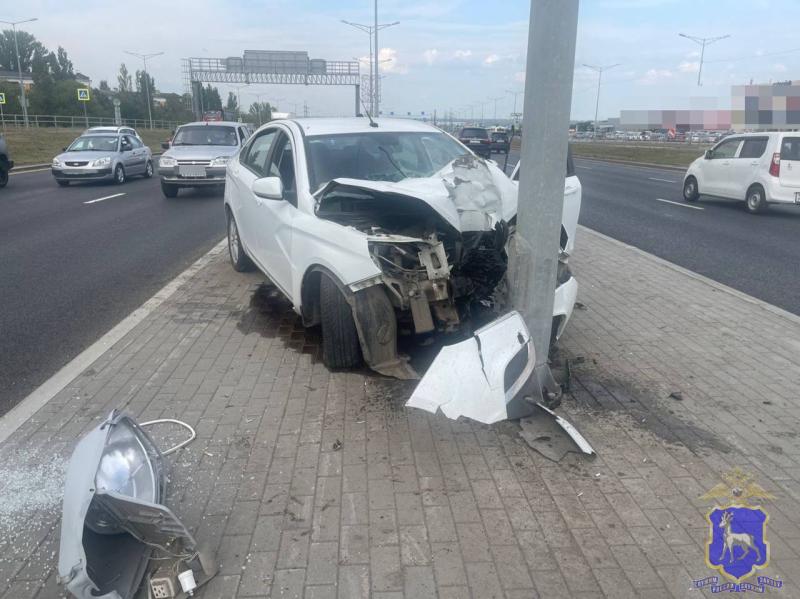 В Самаре 2 августа водитель погиб после столкновения с фонарем
