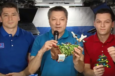 Российские космонавты с орбиты обратились с новогодним поздравлением