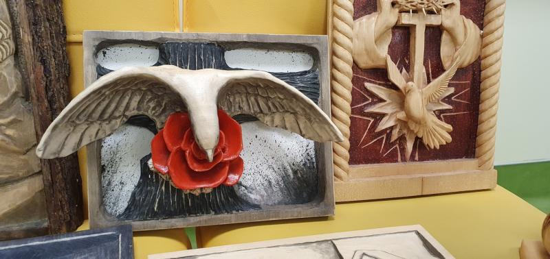 Самарец начал вырезать картины из дерева спустя несколько лет после инсульта